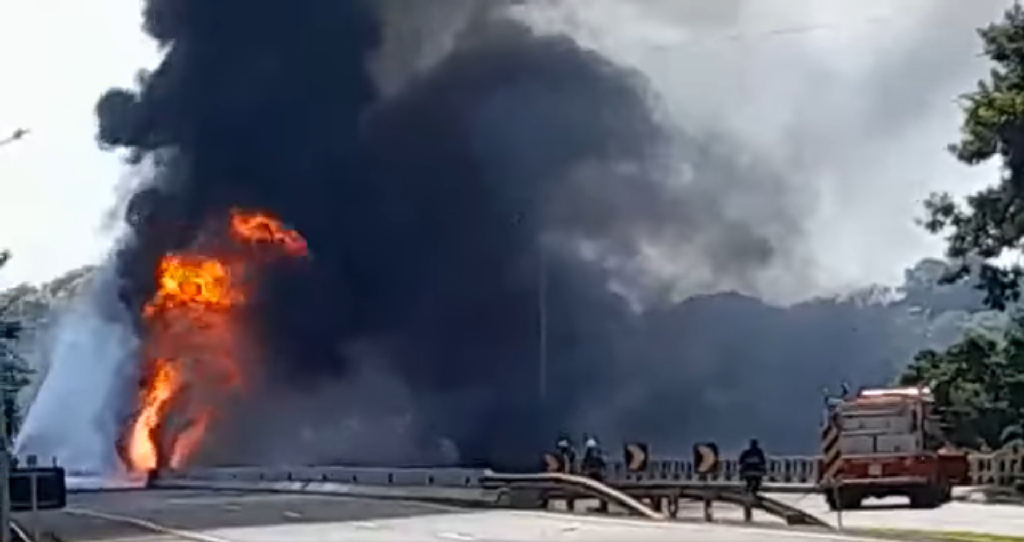 CAMINHO TANQUE EXPLODE EM TOMBAMENTO NA BR 386, EM ESTRELA