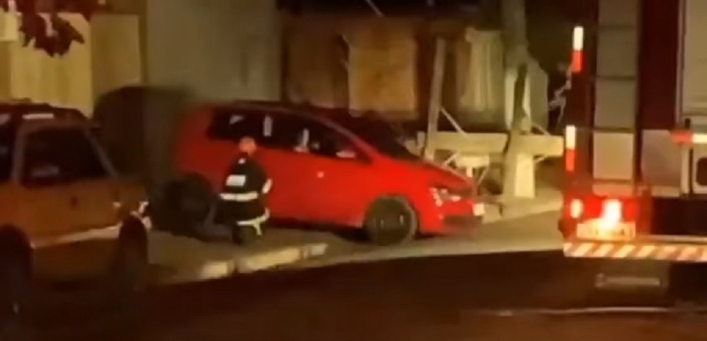 POSTE CAI SOBRE CARRO TRIPULADO POR CASAL NO BAIRRO FRAGATA, EM PELOTAS