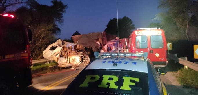 DUAS PESSOAS MORREM EM ACIDENTE ENTRE DOIS CAMINHES NA BR 392, EM SANTA MARIA