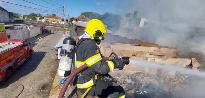 INC�NDIO DESTR�I COMPLETAMENTE DUAS LOJAS NO CENTRO DE JAGUAR�O