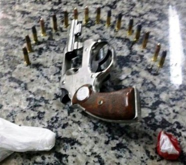 POE/6� BPM PRENDE MAIS UM HOMEM ARMADO, NA PROFILURB