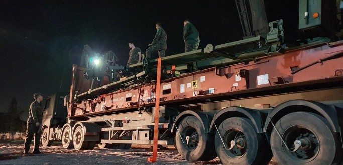 MILITARES DO EXRCITO REALIZAM OPERAO DE EMBARQUE DE MATERIAIS IMPORTADOS EM RG