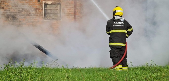 INC�NDIO ATINGE UM DOS PAVILH�ES DA ANTIGA ESTA��O FERROVI�RIA