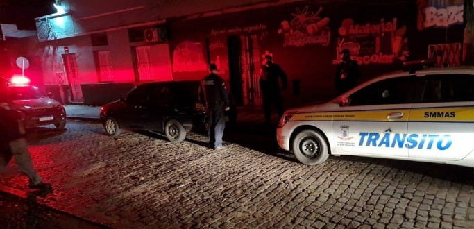 LADRES ROUBAM CARRO E MOTORISTA PULA DO VECULO AINDA EM MOVIMENTO, EM RG