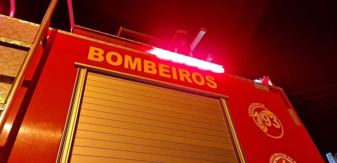 INC�NDIO DESTR�I UMA CASA E DANIFICA OUTRA PARCIALMENTE, NA VILA DA QUINTA