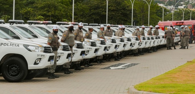 GOVERNO ENTREGA 53 VIATURAS SEMIBLINDADAS  BM E QUATRO AMBULNCIAS AO CBMRS