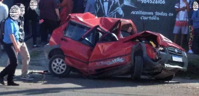   ACIDENTE ENTRE NIBUS E CARRO  REGISTRADO NA RUA DOMINGOS DE ALMEIDA, EM RG