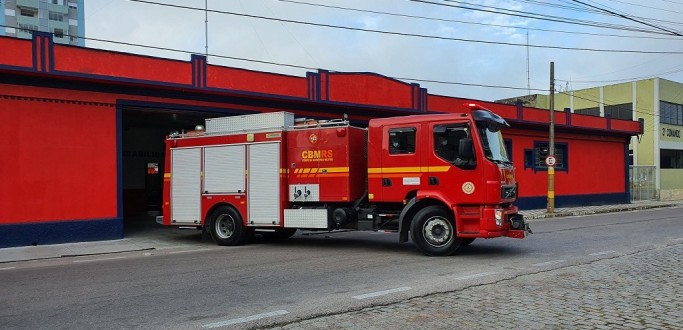 INC�NDIOS EM RESID�NCIA E EM AUTOM�VEL MOBILIZAM OS BOMBEIROS NESTA TER�A-FEIRA