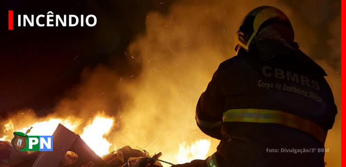 INC�NDIO DESTR�I CASA DE MADEIRA NO PARQUE S�O PEDRO