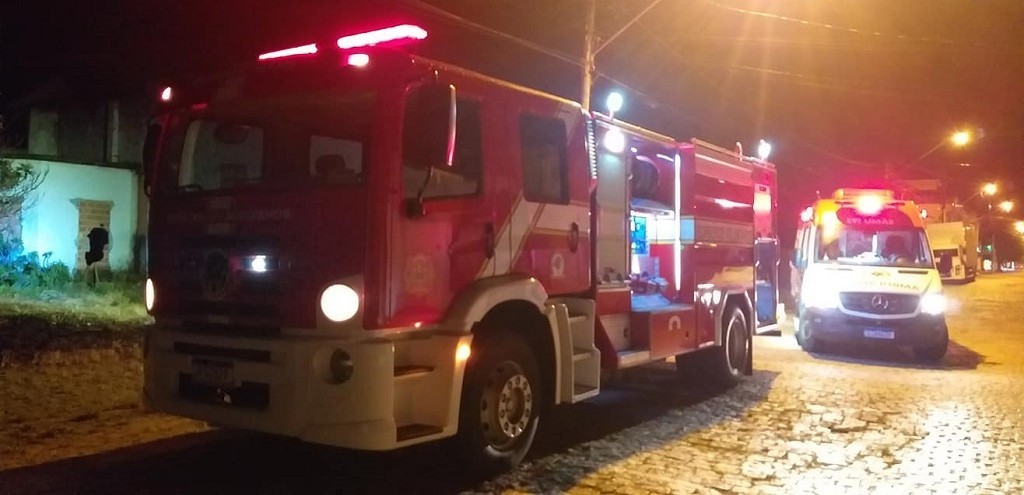 ANTIGO ENGENHO DE ARROZ  ATINGIDO POR INCNDIO, EM TAPES