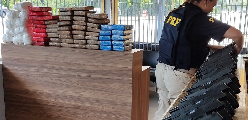 PRF APREENDE 62 KG DE PASTA BASE DE COCANA E 20 PISTOLAS ARGENTINAS NA BR 386, EM MONTENEGRO
