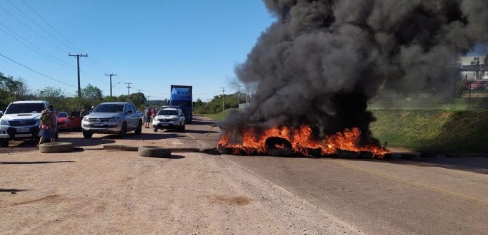 PROTESTO NA RSC 471 DEIXA TR�NSITO LENTO, NO MUNIC�PIO DE ENCRUZILHADA DO SUL