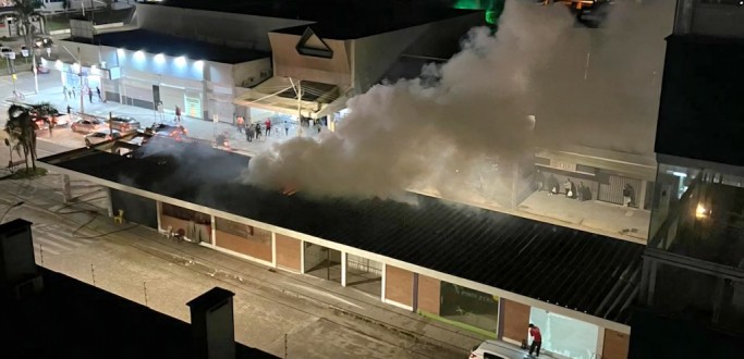 BOMBEIROS COMBATEM INCNDIO NA ANTIGA ESTAO RODOVIRIA DO CASSINO