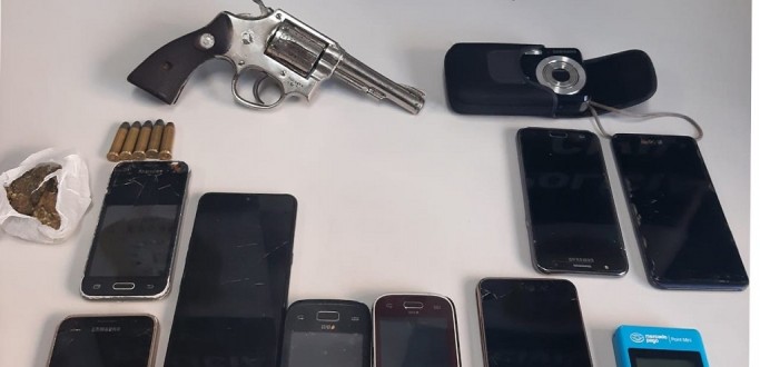 HOMEM  PRESO POR PORTE ILEGAL DE ARMA DE FOGO E POSSE DE DROGAS NO BAIRRO SANTA ROSA