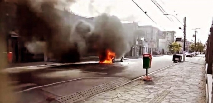 INC�NDIO DESTR�I VE�CULO NA RUA MARECHAL DEODORO, EM PELOTAS