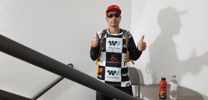 EM A��O SOLID�RIA, VLADIMI VIRG�LIO SOBE E DESCE OS 18 ANDARES DE ESCADAS DO HOTEL LAGHETTO