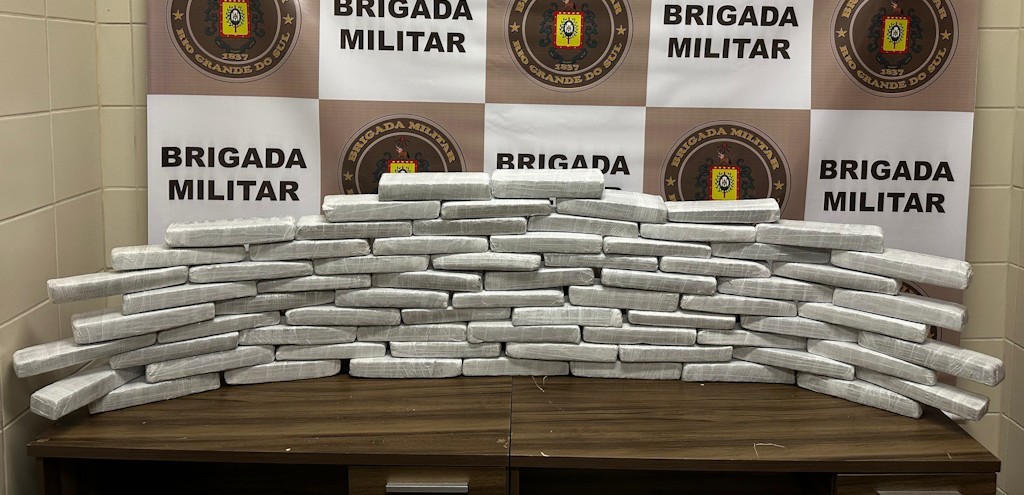 HOMEM � PRESO AP�S SER FLAGRADO TRANSPORTANDO MAIS DE 30 KG DE MACONHA, NA ERS 734