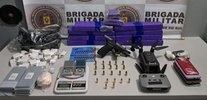 MENOR  APREENDIDO PELO 5 BPCHQ COM DROGAS E ARMAS, NA ZONA CENTRAL DE RG 