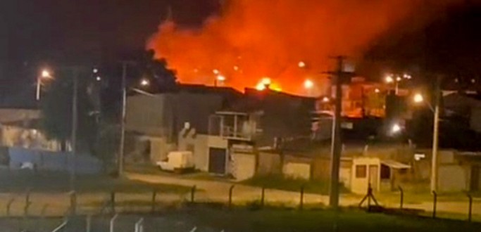 INCNDIO ATINGE UNIDADE DE DESCARTE DE MATERIAIS LOCALIZADA NA AVENIDA BUARQUE DE MACEDO