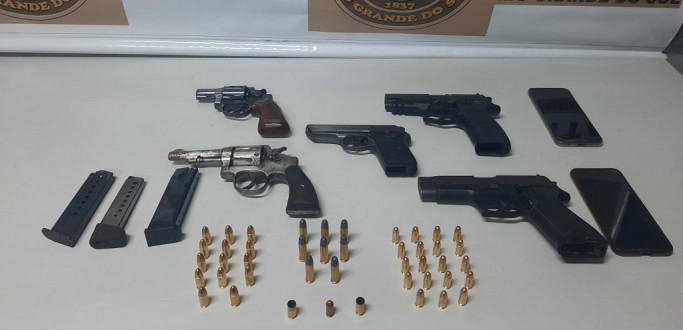 FORA TTICA PRENDE TRIO POR PORTE ILEGAL DE ARMA, NA BR 392, NA BARRA