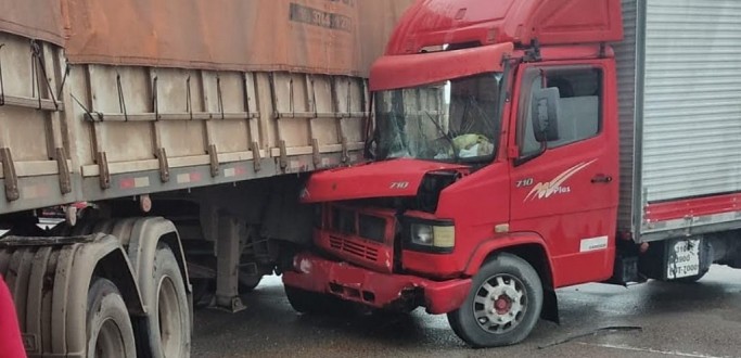 ACIDENTE ENTRE DOIS CAMINHES  REGISTRADO NA BR 392, NO DISTRITO INDUSTRIAL DE RG