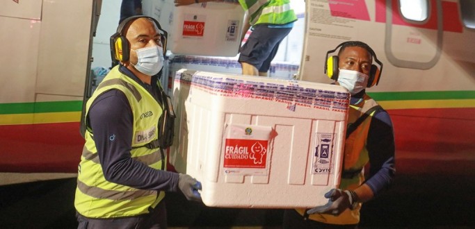 NOVA REMESSA DE VACINAS CONTRA A COVID-19 CHEGOU A POA NA MADRUGADA DESTE SBADO