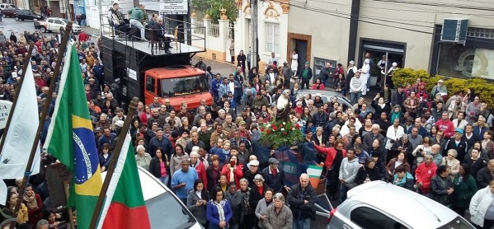 MESMO COM CHUVA, RIO-GRANDINOS HOMENAGEIAM S�O PEDRO E PARTICIPAM DA FESTA DO PESCADOR