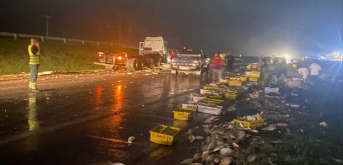 ACIDENTE ENTRE CARRO E CAMINH�O � REGISTRADO NA BR 392, EM RG