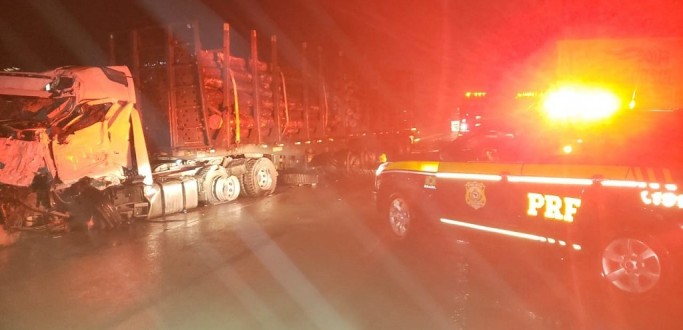 ACIDENTE ENTRE DOIS CAMINHES BLOQUEIA A BR 392, EM PELOTAS