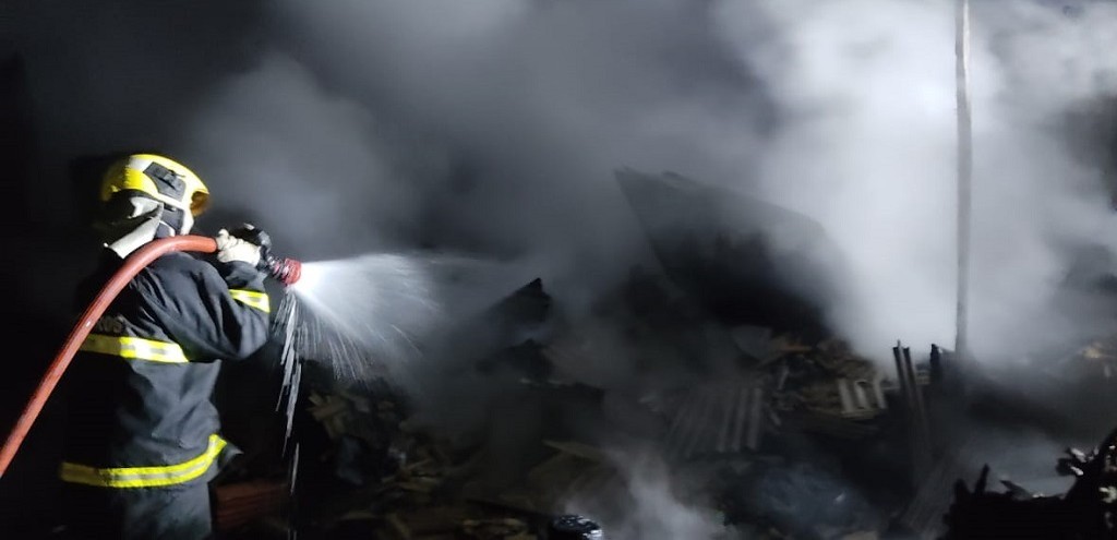 INCNDIO CONSOME DUAS RESIDNCIAS NA VILA MARIA DOS ANJOS, EM RIO GRANDE