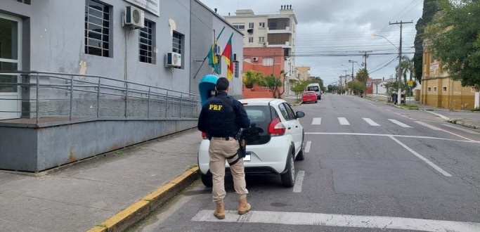 CARRO DE LOCADORA VENDIDO PELAS REDES SOCIAIS  RECUPERADO PELA PRF, EM PELOTAS