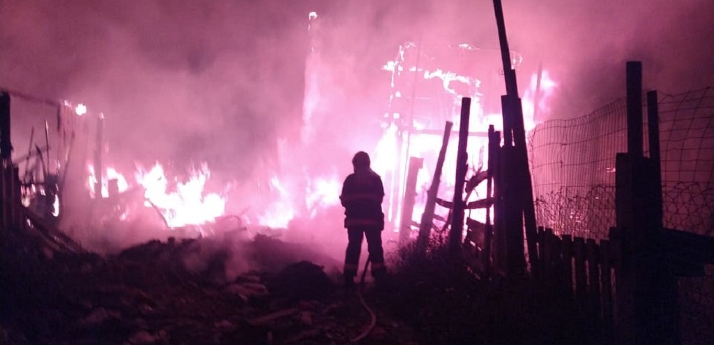 INCNDIO CONSOME TRS CASAS NO BAIRRO GETLIO VARGAS, NESTA QUINTA-FEIRA