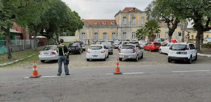 DRIVE THRU DE VACINAS ESGOTA ESTOQUE EM APENAS DUAS HORAS