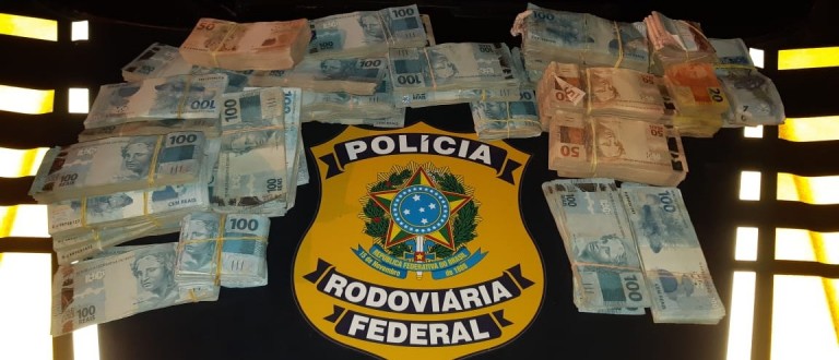 PRF APREENDE R$ 340 MIL COM CASAL, NA BR 116, EM PELOTAS