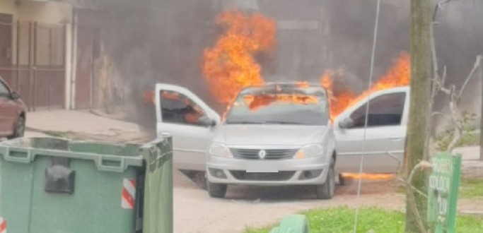 CARRO PEGA FOGO NO BAIRRO GETLIO VARGAS