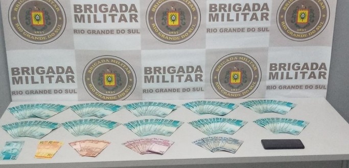 POLICIAIS DO 2 BRBM PRENDEM HOMEM POR DIREO PERIGOSA E APREENDEM MAIS DE R$ 10 MIL EM VECULO