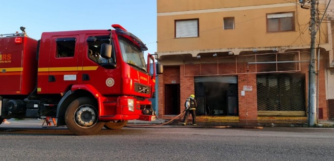 INC�NDIO ATINGE LOJA DE REPAROS DE ELETR�NICOS NO CENTRO DE RIO GRANDE