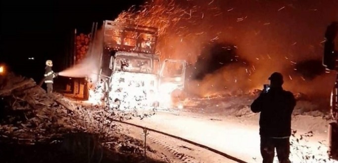 CAMINHO CARREGADO COM MADEIRA  INCENDIADO APS ASSALTO, EM CERRITO