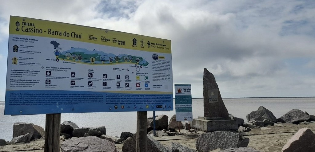 PRIMEIRA PLACA DA TRILHA CASSINO-BARRA DO CHU  INAUGURADA NOS MOLHES DA BARRA