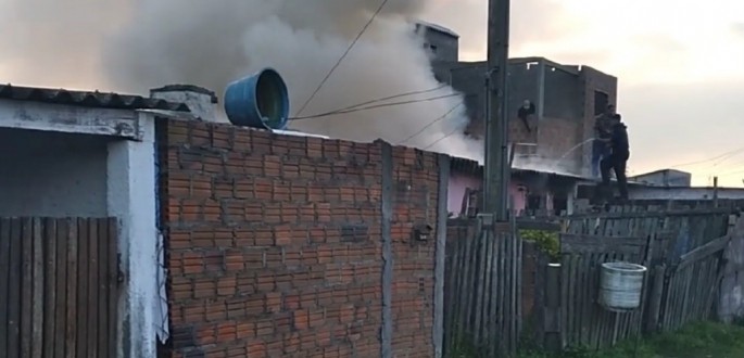 CASA PEGA FOGO NO BAIRRO CIDADE DE �GUEDA