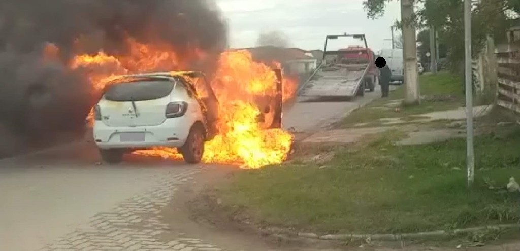 CARRO PEGA FOGO NO BAIRRO HUMAIT, EM RIO GRANDE