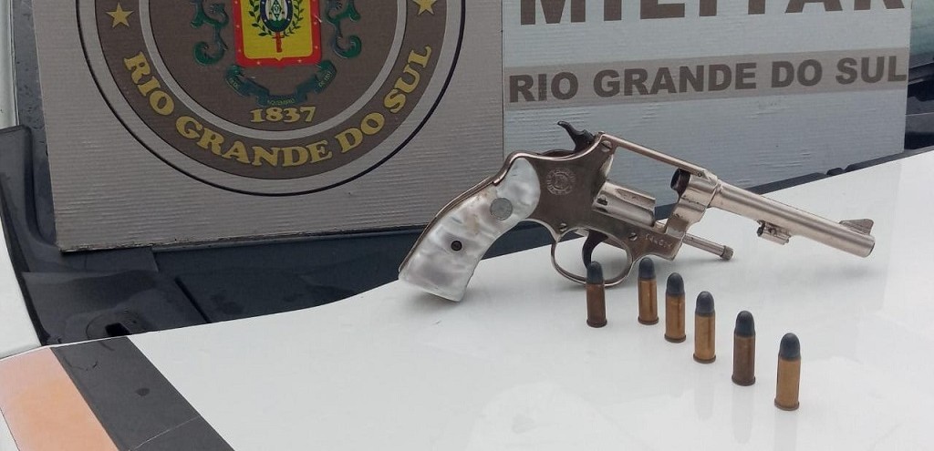 2 BRBM PRENDE HOMEM PELO CRIME DE PORTE ILEGAL DE ARMA DE FOGO