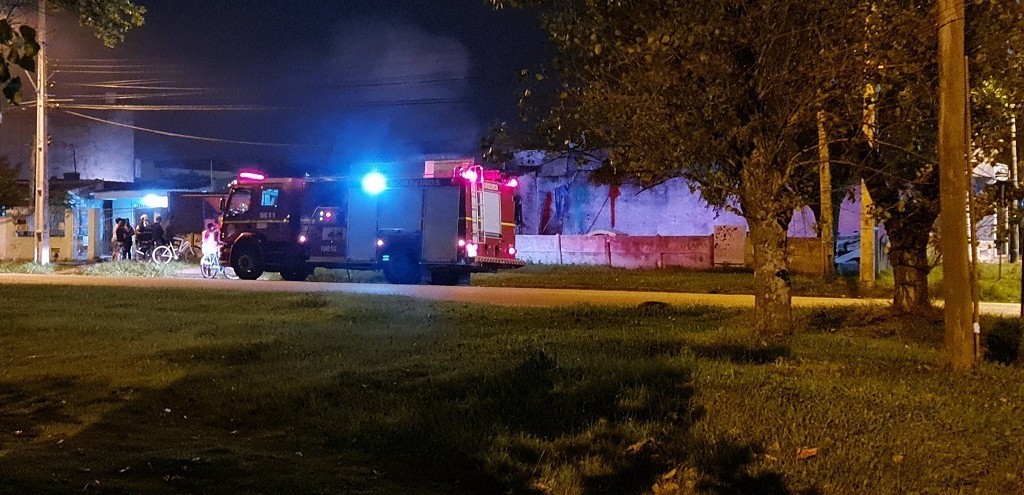 BOMBEIROS COMBATEM INCNDIO EM RESIDNCIA NO BAIRRO COHAB II