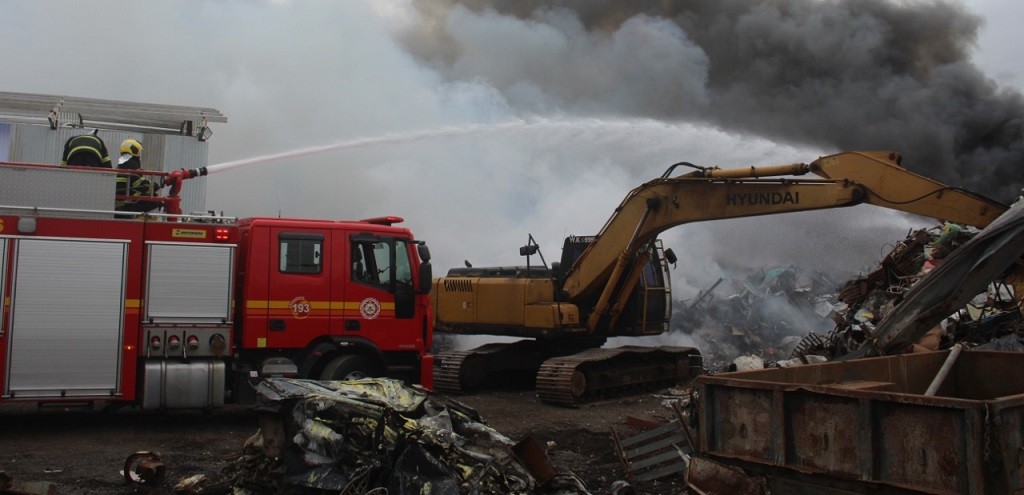 COMBATE A INCNDIO EM RECICLADORA  FINALIZADO PELO CORPO DE BOMBEIROS