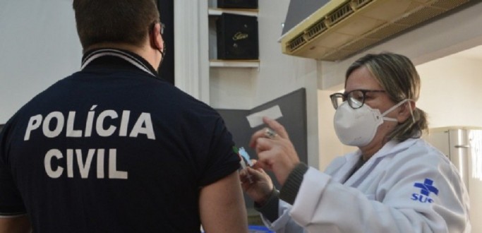 POLICIAIS CIVIS GACHOS RECEBEM SEGUNDA DOSE DA VACINA CONTRA A COVID-19