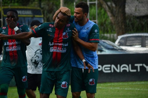 COM UM JOGADOR A MENOS, SO EMPATA COM O CRUZEIRO EM GRAVATA