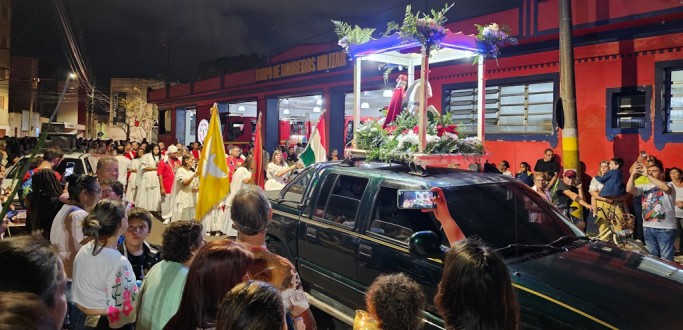 UMBANDISTAS HOMENAGEIAM OGUM COM CAMINHADA DE F�