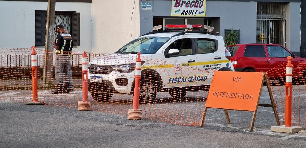 OBRA NA REDE DE ESGOTO DA CORSAN BLOQUEIA RUA AQUIDABAN