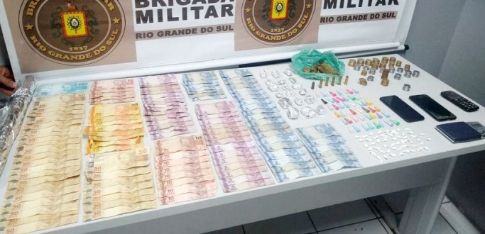 5 BPCHQ PRENDE DUPLA POR TRFICO NA JUNO E APREENDE DROGAS E ARMAS NO SENANDES