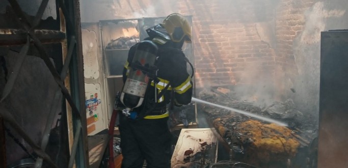 BOMBEIROS DE JAGUAR�O COMBATEM INC�NDIO EM RESID�NCIA, NO CENTRO